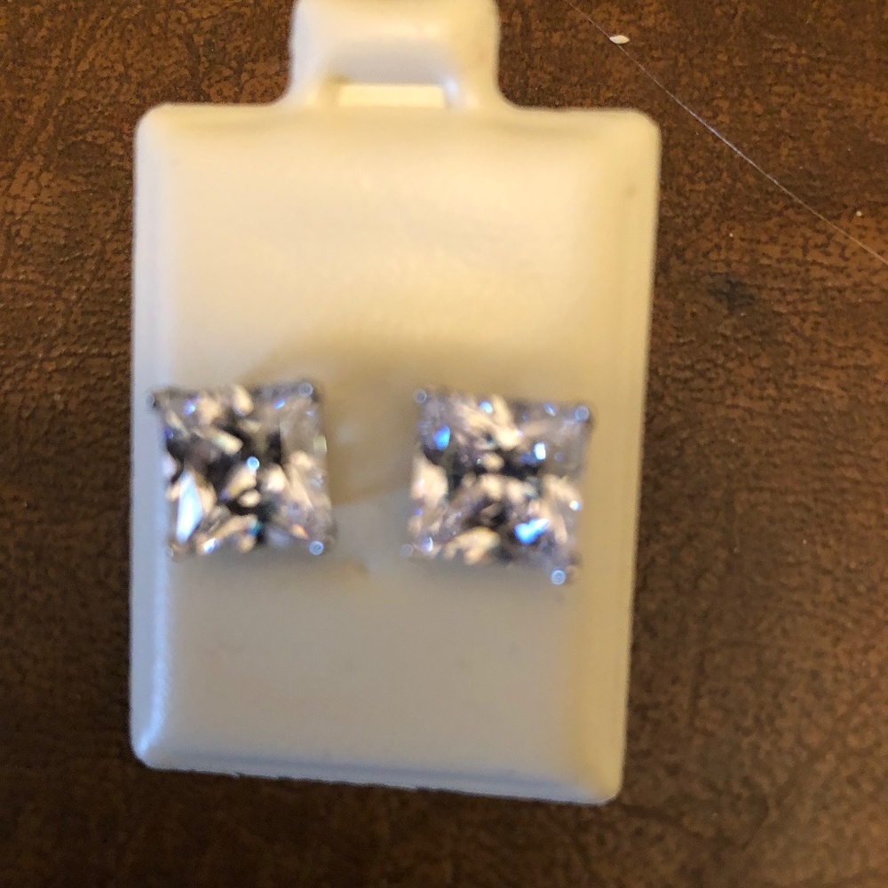Stunning 8mm Cubic Zirconia square stud earrings